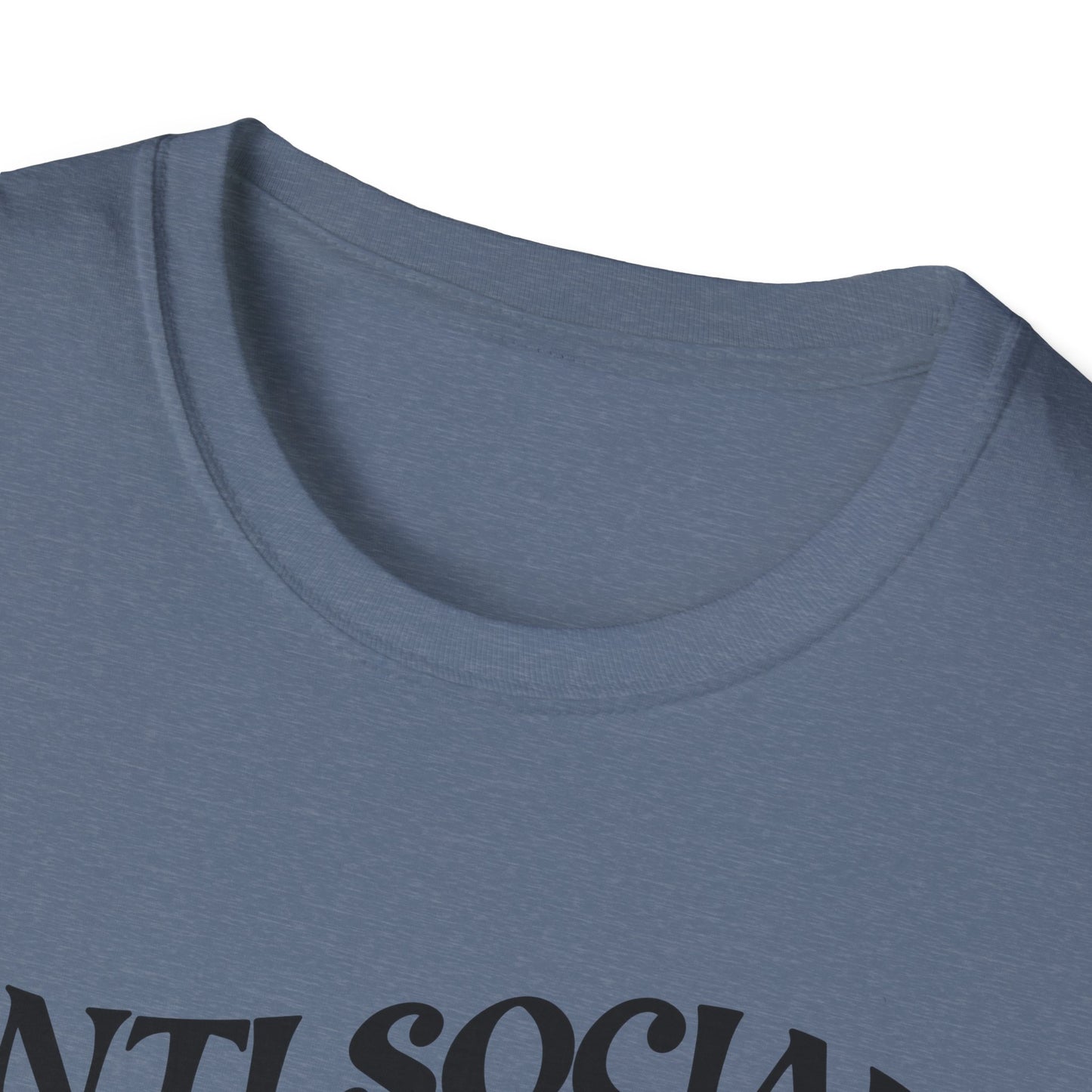 ANTISOCIAL DOG MOM - Unisex Softstyle T-Shirt